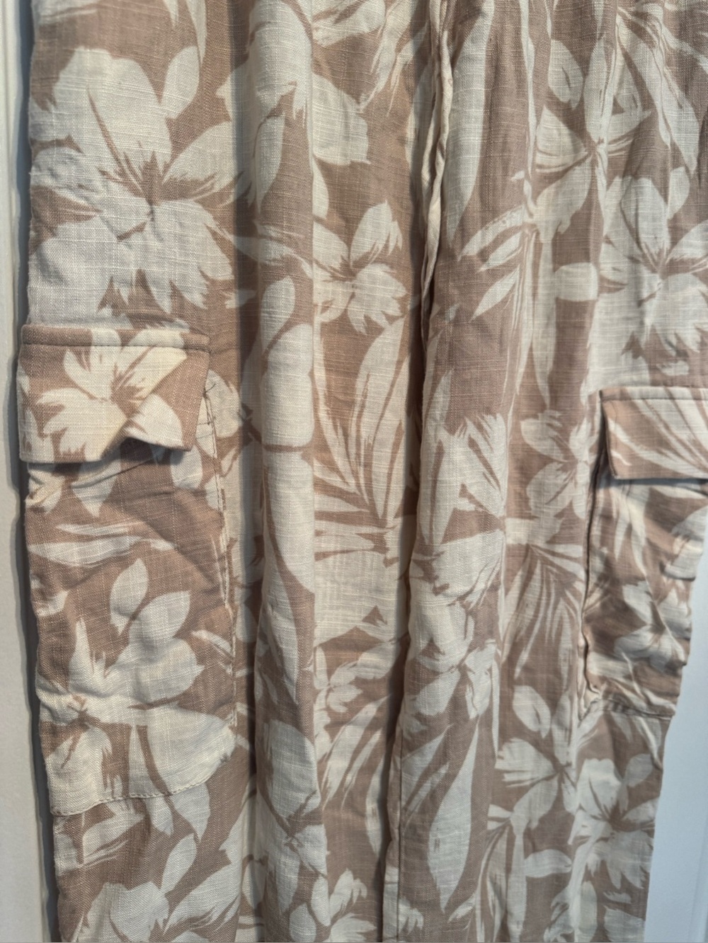Monteau Los Angeles  Beige Floral Cargo Pants— size small - Picture 2 of 5